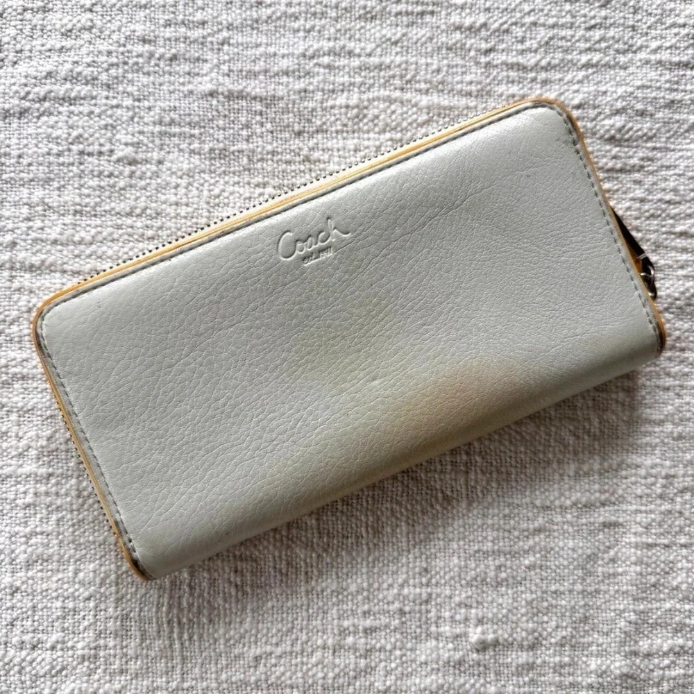Coach White/Yellow Pebbled‎ Leather Zip Around Wallet 2000s Embossed Logo Design